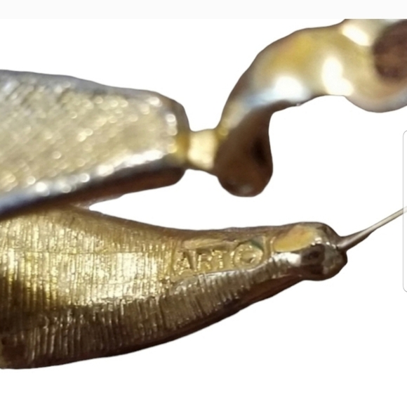 MODE ART VINTAGE GOLDTONED & RED ENAMEL STATEMENT EARRINGS - Picture 5 of 6